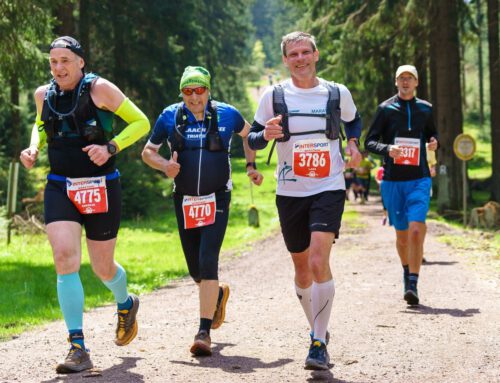 Andreas Neeb und Thomas Schütz beim GutsMuths-Rennsteiglauf – Testschuh-Aktion am Klosterparkplatz Laacher See